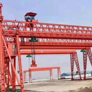 提梁機(jī)。梁場